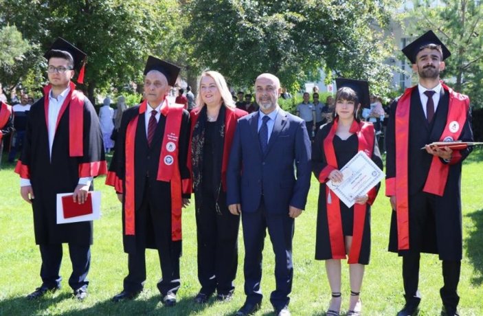 Erzincan'da 77 yaşındaki kişi hukuk fakültesini bitirdi