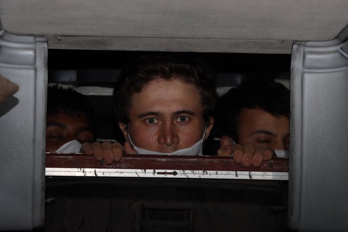 Van'da iki otobüsün gizli bölmelerinde göçmenler yakalandı