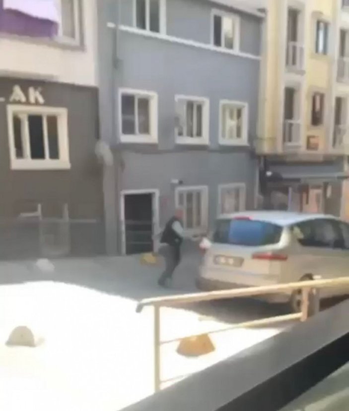 Kadıköy'de otomobil sürücüsü, kağıt toplayıcısını bıçakla kovaladı