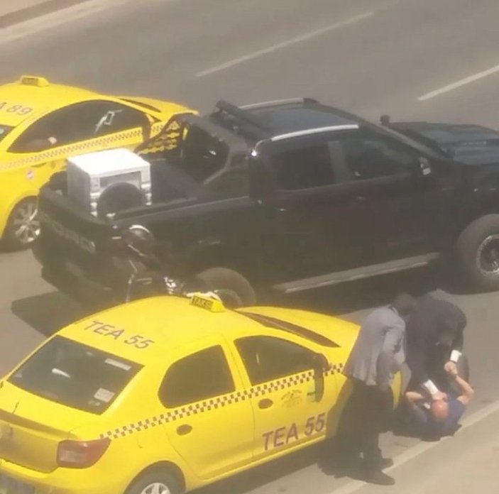 Üsküdar'da sürücü taksiciyi darbetti