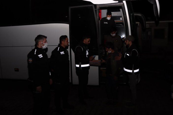 Van'da iki otobüsün gizli bölmelerinde göçmenler yakalandı