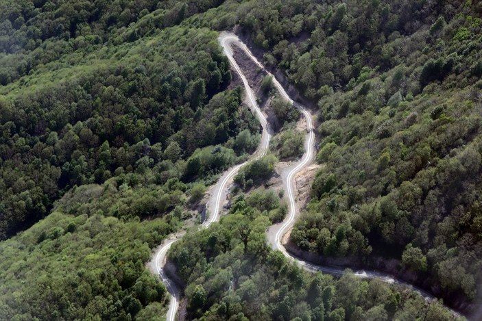 Doğu Karadeniz'deki zorlu yolların görüntüsü helikopterden çekildi