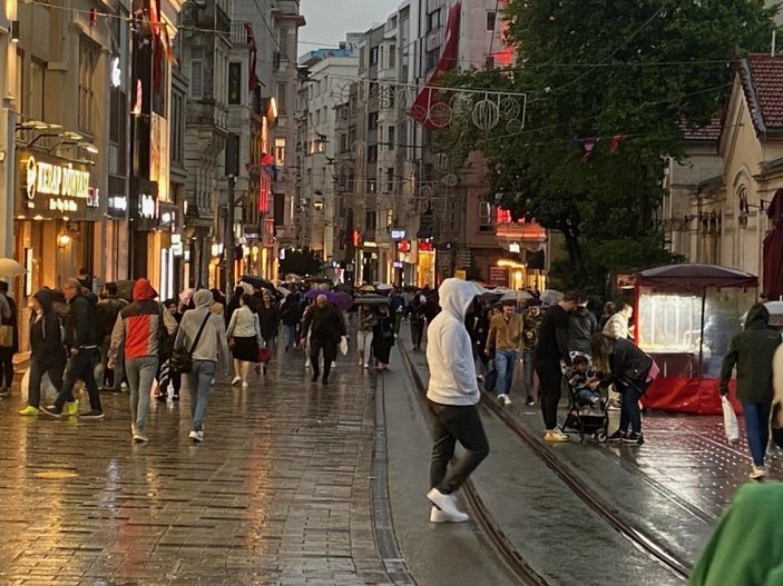 İstanbul'da sağanak yağışa yakalananlar zor anlar yaşadı
