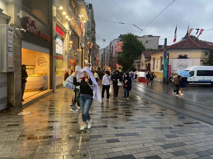İstanbul'da sağanak yağışa yakalananlar zor anlar yaşadı