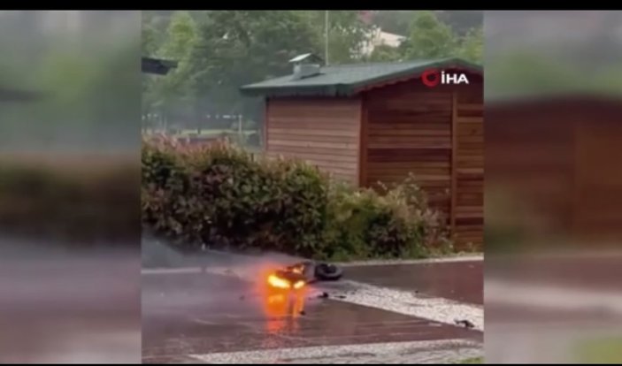 Başakşehir'de elektrikli scooter alev alev yandı