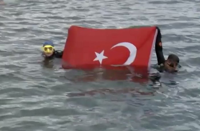Kadıköy'de Atatürk Portresi ve Türk bayrağı ile bayram kutlaması