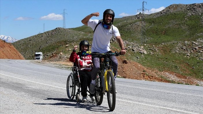 Bitlisli öğretmen, bisikletiyle engelli komşusunun tur hayalini gerçekleştirdi