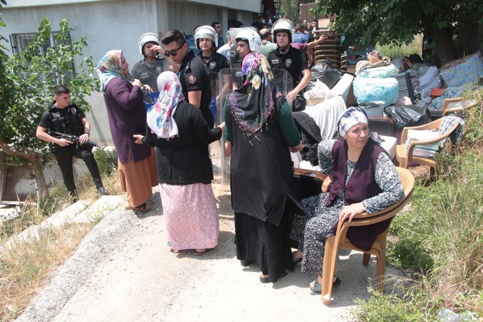 Adana'da kaçak evin yıkımı sırasında arbede çıktı