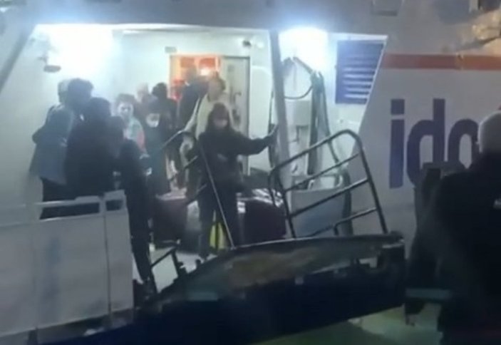 İstanbul'da feribot yolcuları fırtınaya yakalandı