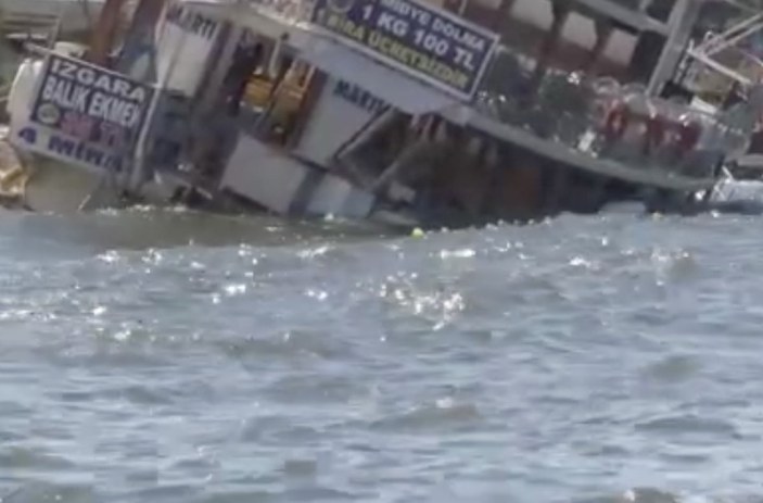 İzmir'de şiddetli rüzgar, tekneyi devirdi