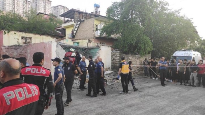 Malatya'da metruk binanın duvarı çöktü: 1 ölü