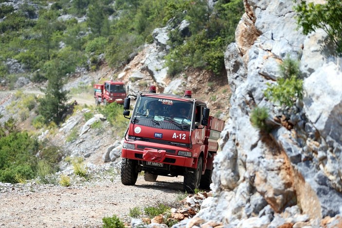 Antalya'da çıkan orman yangınına müdahale sürüyor