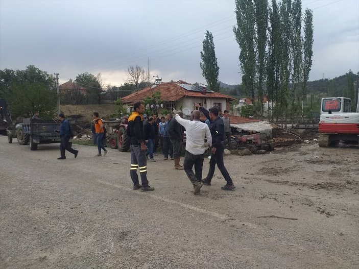 Antalya'da sağanak: Dere taştı, evleri su bastı