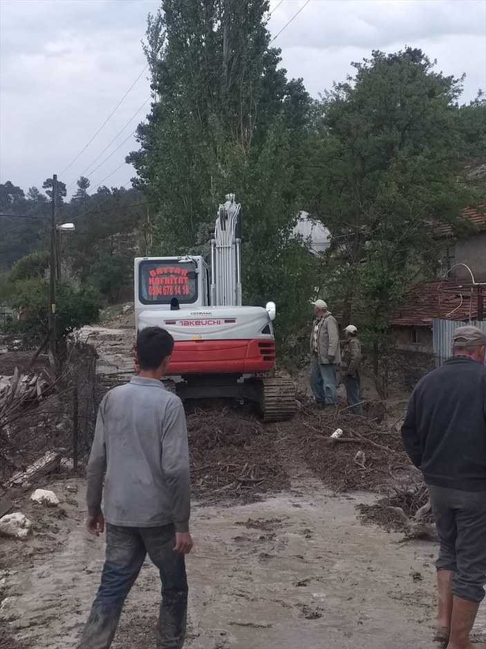 Antalya'da sağanak: Dere taştı, evleri su bastı