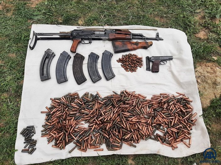 Van'da PKK'lı teröristlere ait örgütsel malzemeler bulundu
