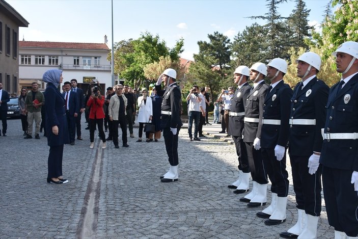 Türkiye'nin ilk başörtülü valisi Kübra Güran Yiğitbaşı görevine başladı