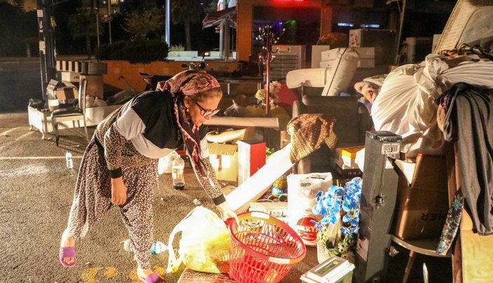 Antalya'da eline tebligat ulaşmayan kadın eşyalarıyla birlikte sokakta kaldı
