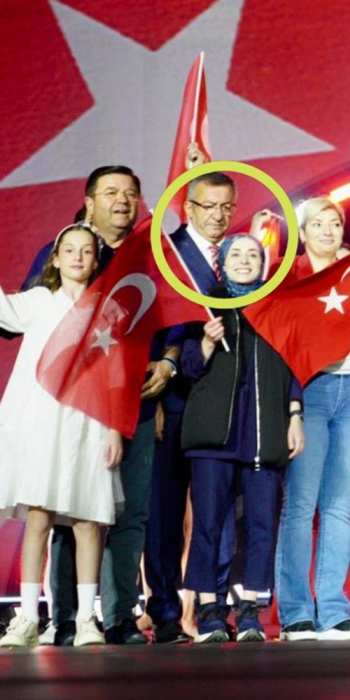 CHP'li Engin Altay'ın başörtülü parti üyesine bakışı