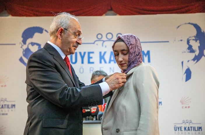 Kemal Kılıçdaroğlu, Burdur'da partisine yeni katılanlara rozetlerini taktı