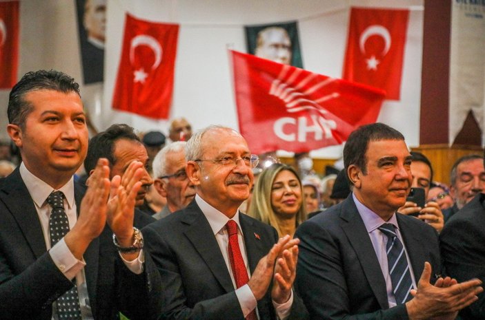 Kemal Kılıçdaroğlu, Burdur'da partisine yeni katılanlara rozetlerini taktı