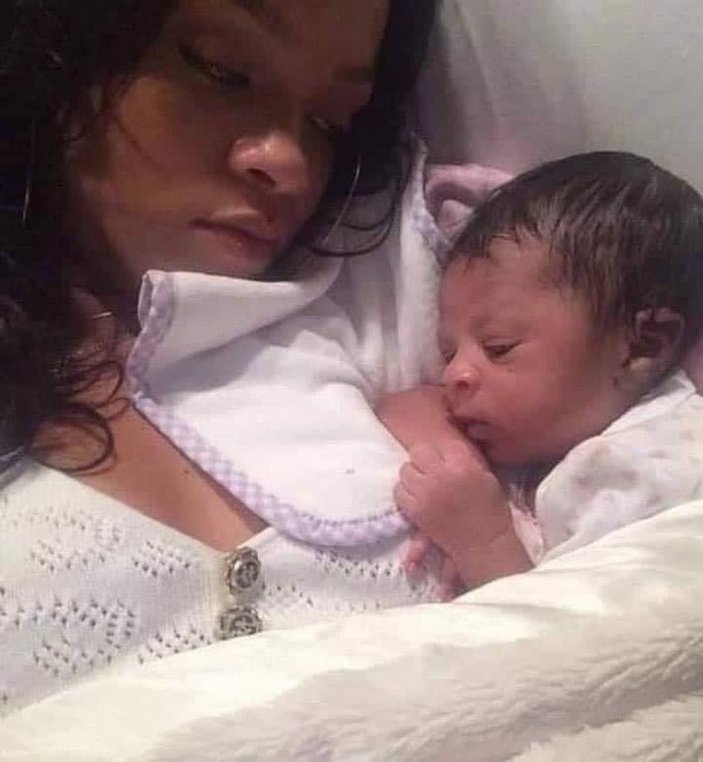Rihanna anne oldu