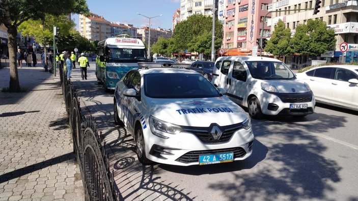 Konya'da trafik ışığına uymayan minibüsçü, yayaya çarptı