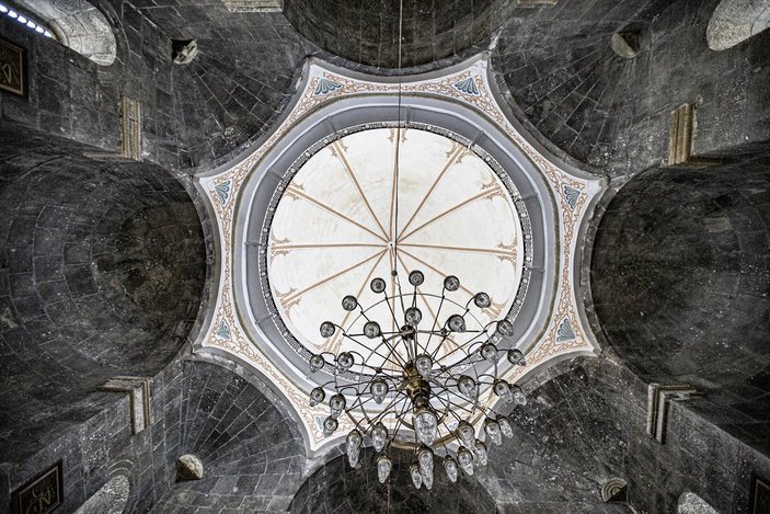 Tarihi Kümbet Camii, ihtişamıyla göz kamaştırıyor