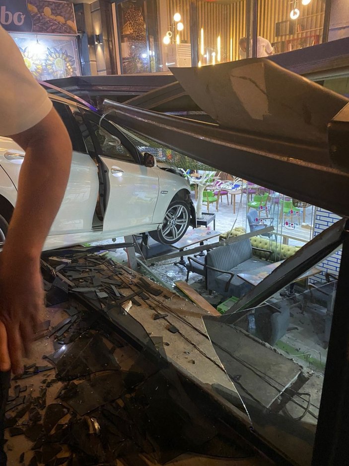 Mardin'de vites değiştirmeyen sürücü kafeye daldı