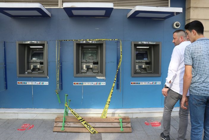 Sakarya'da psikolojik sorunlu adam ATM'yi kırdı