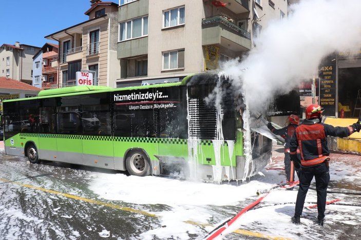 Sakarya'da belediye otobüsü seyir halindeyken yandı