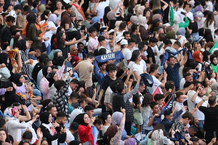 AK Parti'nin düzenlediği Adana'daki gençlik şöleni başladı