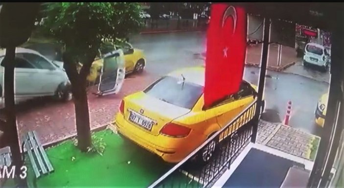 Antalya'da taksisini temizlerken arkadan çarptılar