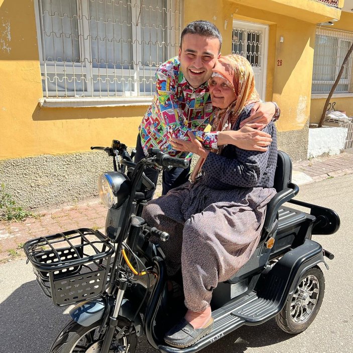 CZN Burak, engelli kadına tekerlekli sandalye gönderdi