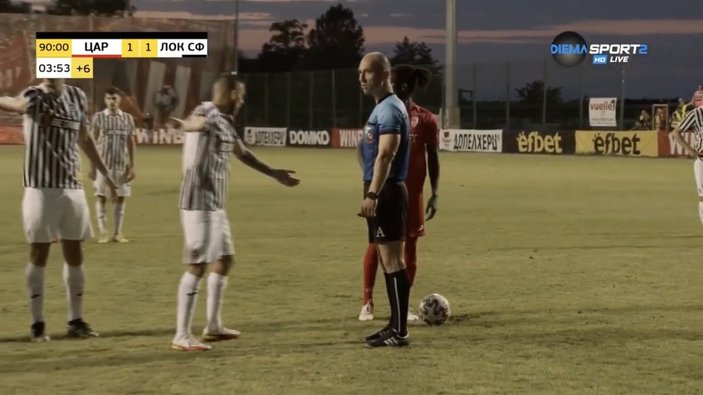 Bulgaristan Ligi'nde başkan sahaya girip penaltı atan oyuncuyu değiştirdi