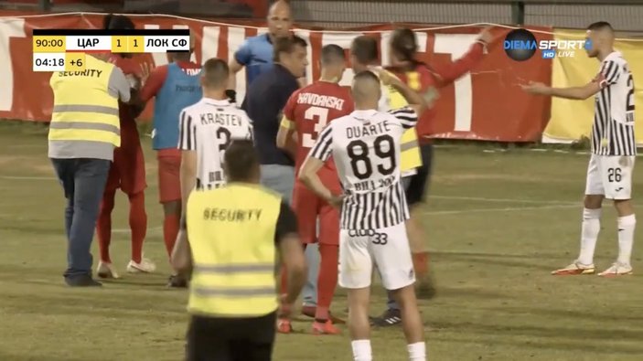 Bulgaristan Ligi'nde başkan sahaya girip penaltı atan oyuncuyu değiştirdi
