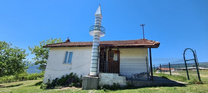 Karabük'teki caminin minaresi atık varillerden yapıldı
