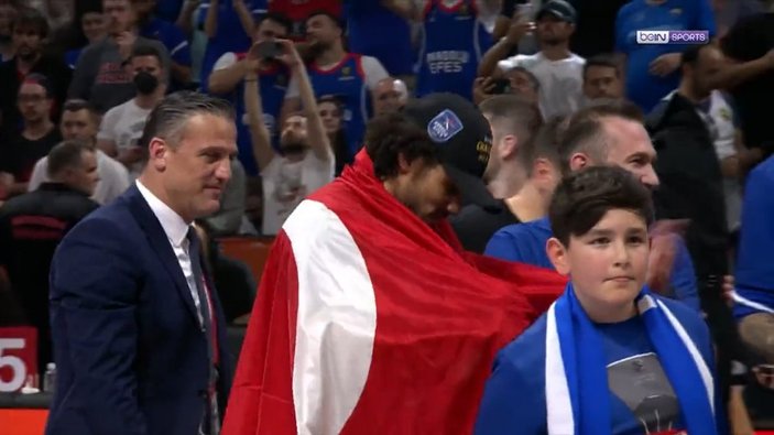 Shane Larkin, Türk bayrağıyla şampiyonluğu kutladı