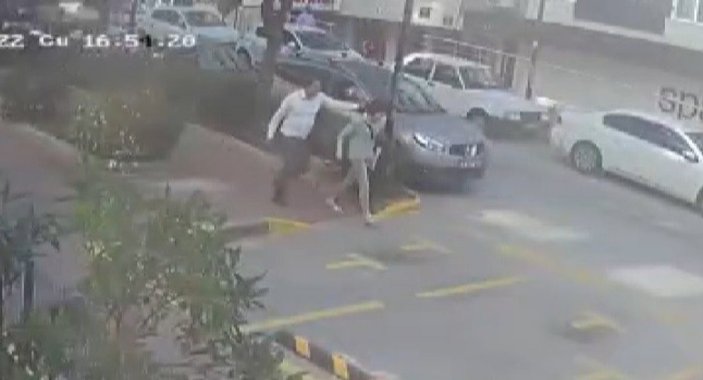İzmir'de bir taksici, sokak ortasında kadına şiddete müdahale etti