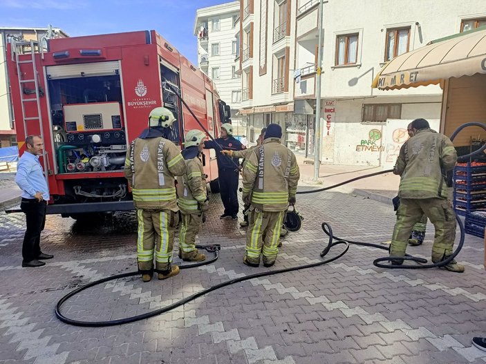 Esenyurt'ta korkutan yangın: 6 vatandaş mahsur kaldı