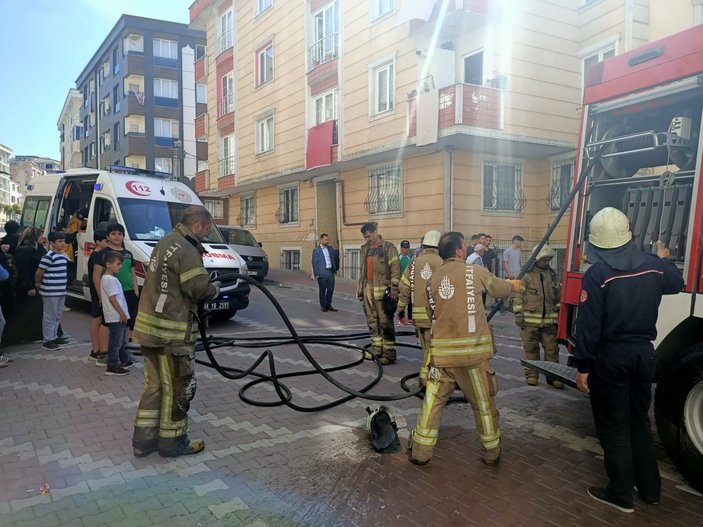Esenyurt'ta korkutan yangın: 6 vatandaş mahsur kaldı