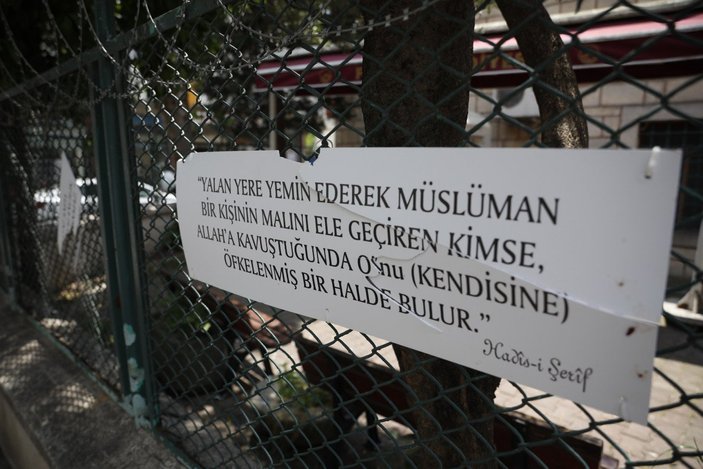 Fatih'te camiye asılı Hadis-i Şerif yazılı plakalar parçalandı