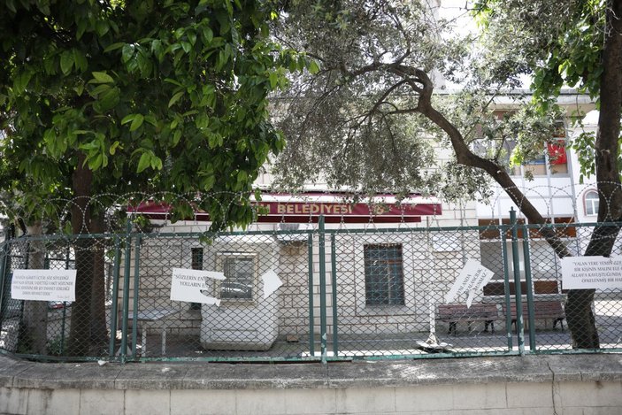 Fatih'te camiye asılı Hadis-i Şerif yazılı plakalar parçalandı