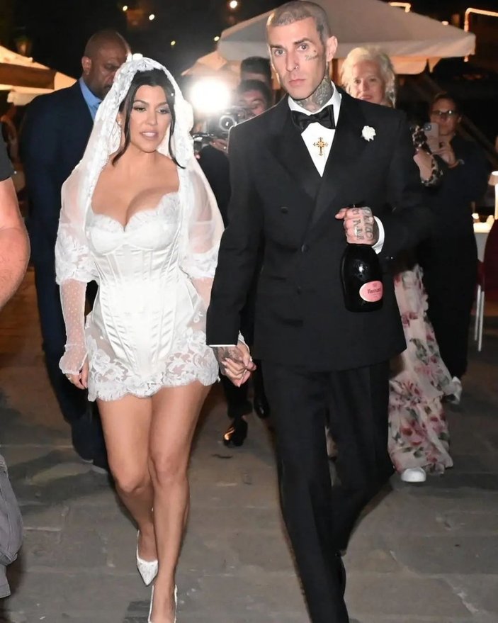 Kourtney Kardashian ve Travis Barker 3'üncü kez evlendi