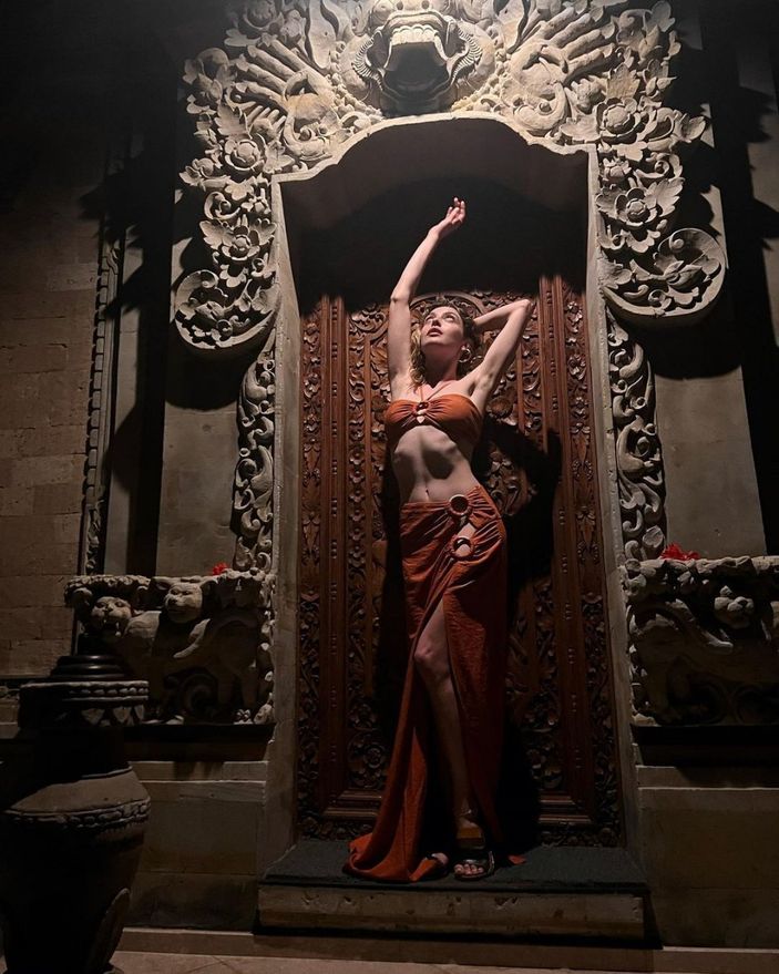 Melis Sezen açıldıkça açıldı, dekolteli pozlarıyla 'hodri meydan' dedi...