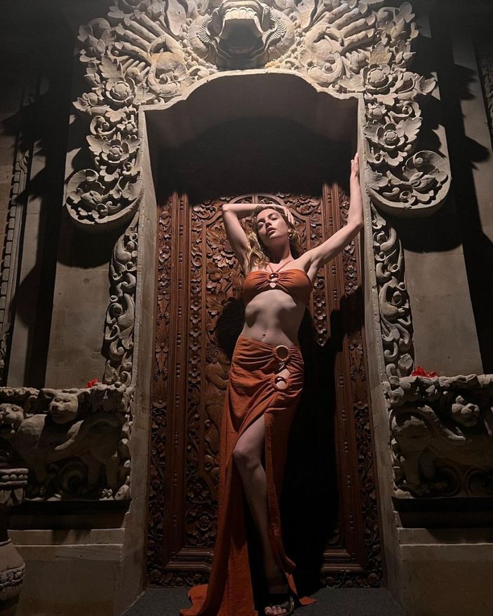 Melis Sezen açıldıkça açıldı, dekolteli pozlarıyla 'hodri meydan' dedi...