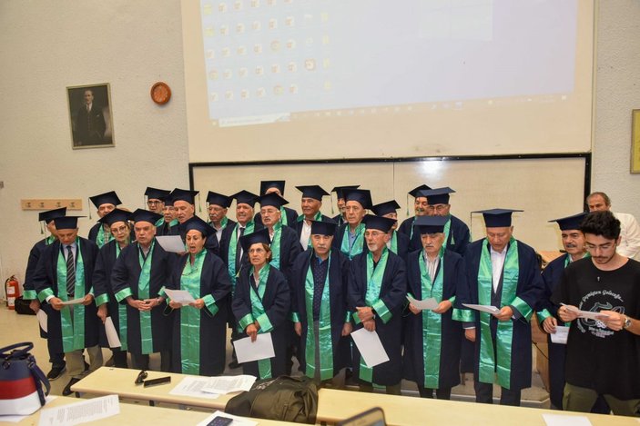 Çukurova Üniversitesi 50 yıllık mezunlarına kep töreni düzenledi