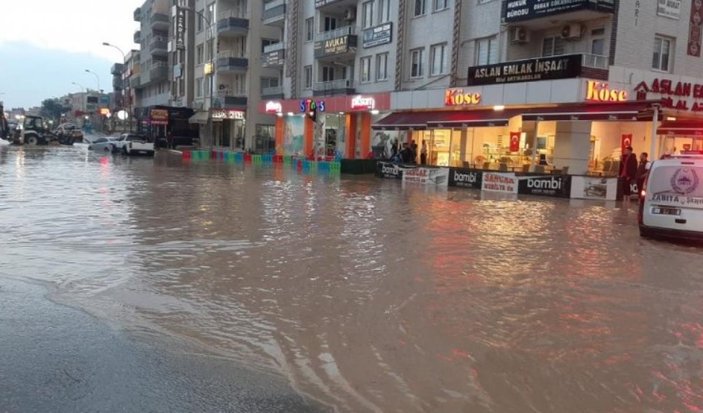 Osmaniye'de sağanak yağış sonrası yolları su bastı