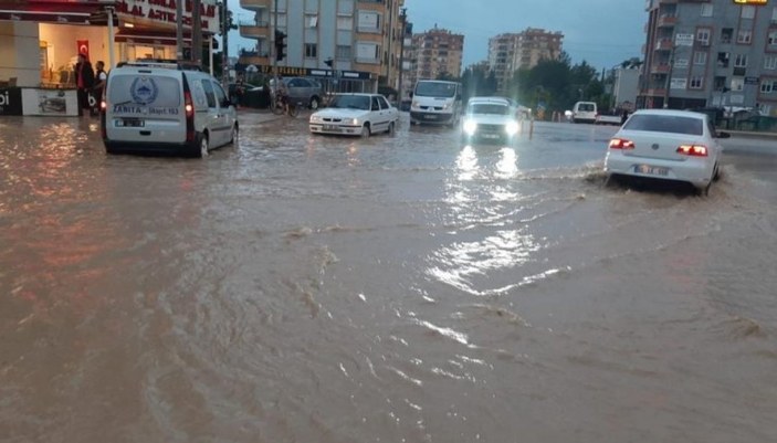Osmaniye'de sağanak yağış sonrası yolları su bastı