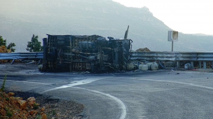 Karaman'da tüp yüklü kamyon devrildi: 2 yaralı