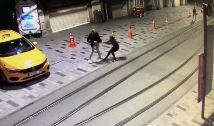Taksim'de İngiliz turist, bıçaklanarak gasbedildi